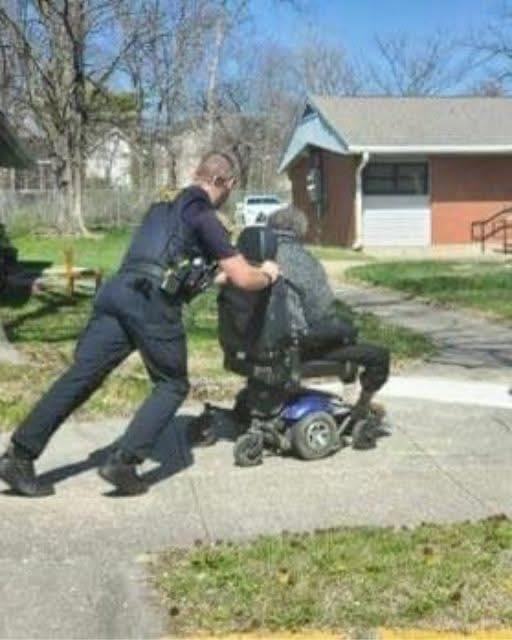 HIS WHEELCHAIR BATTERY FAILED—THEN THE OFFICER DID SOMETHING NO ONE EXPECTED
