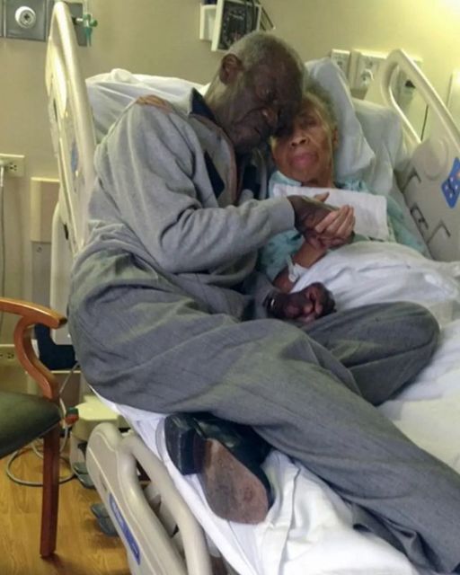 This photo showed us a love that never quits—even in a hospital bed at midnight.