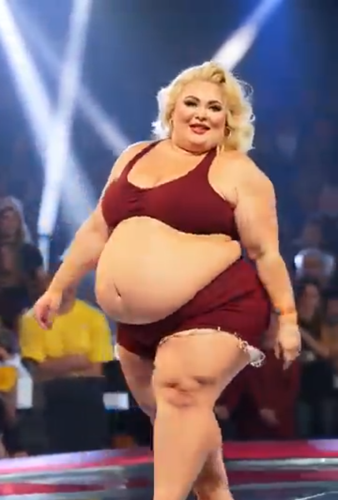  She Was a Plus-Sized Woman on a Talent Show… But When She WALKED, She TRANSFORMED Into a Slim, Stunning Beauty! Watch Part 2 in the first comment!