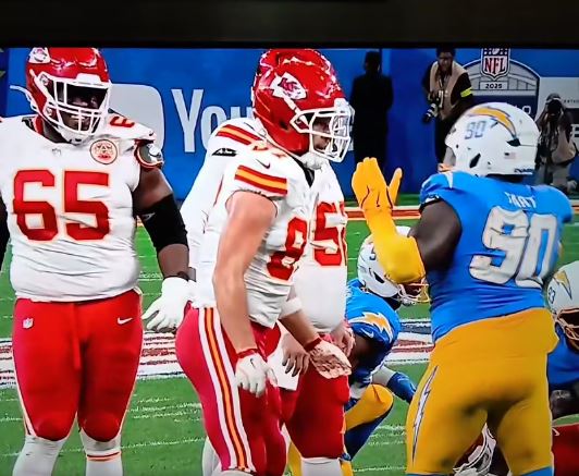Travis Kelce Clashes with Defender, Takes a Shot to the Face! Explodes on Jawaan Taylor During Heated Chiefs Game